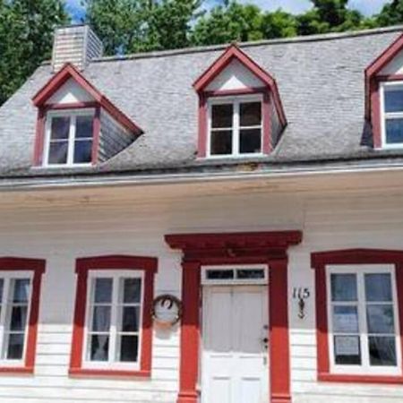 Om Chalet 1 Avec Spa Face Au Fleuve Saint-Jean Екстериор снимка