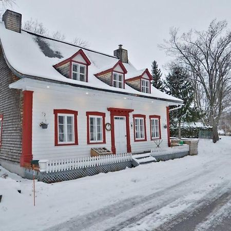 Om Chalet 1 Avec Spa Face Au Fleuve Saint-Jean Екстериор снимка