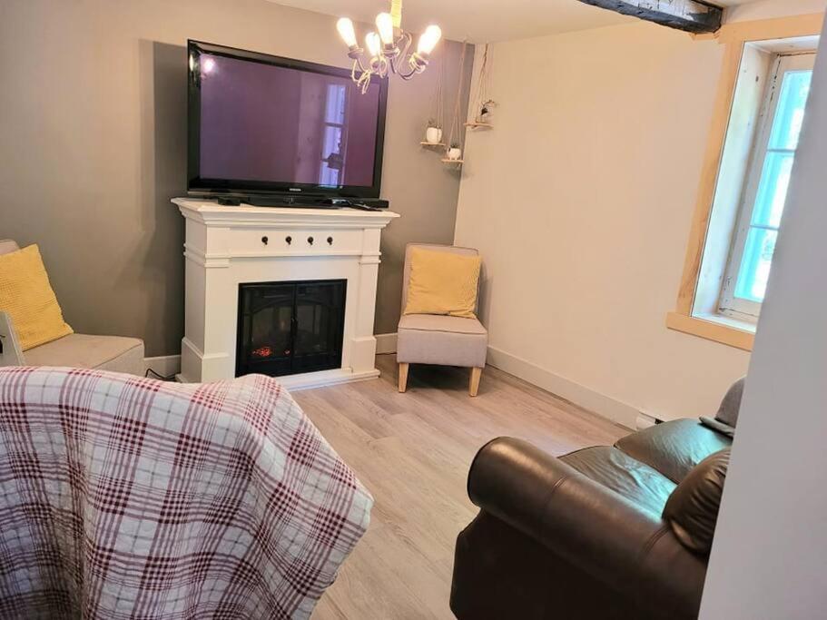 Om Chalet 1 Avec Spa Face Au Fleuve Saint-Jean Екстериор снимка