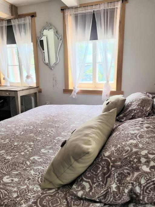 Om Chalet 1 Avec Spa Face Au Fleuve Saint-Jean Екстериор снимка