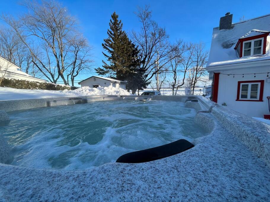 Om Chalet 1 Avec Spa Face Au Fleuve Saint-Jean Екстериор снимка